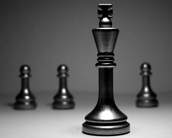 Ποιοί είμαστε - Chess King and pawns